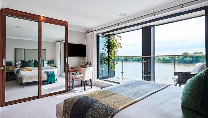 3 Bedroom Town House For Sale In Rainville Road, Hammersmith, W6