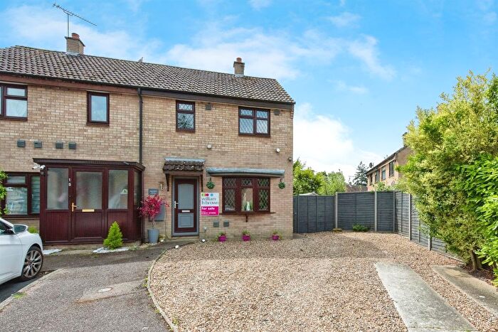 3 Bedroom Semi-detached House For Sale In Willow Close, Brandon, IP27