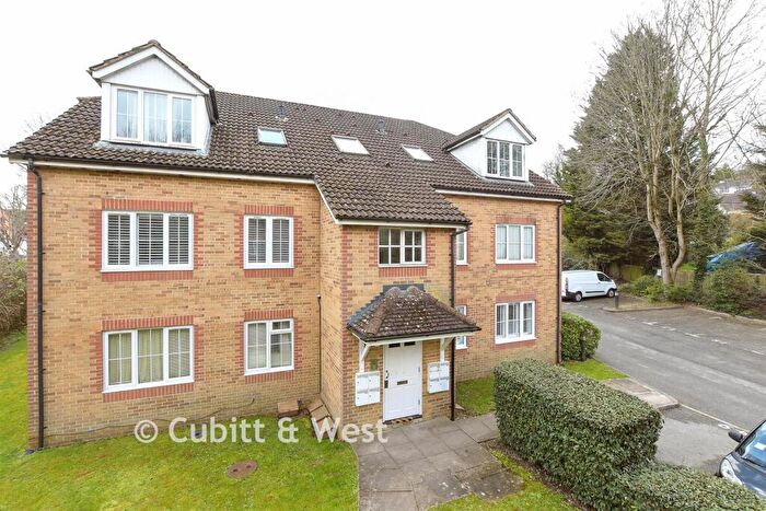 2 Bedroom Flat For Sale In Aspen Vale, Whyteleafe, Surrey, CR3