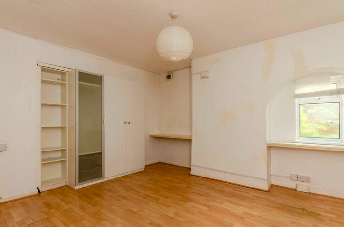 6 Bedroom Detached House To Rent In Ashenden Road, Guildford, GU2