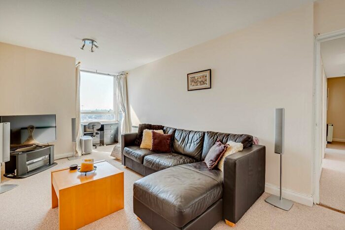 2 Bedroom Flat To Rent In Bramlands Close, SW11