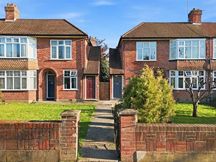 2 Bedroom Maisonette For Sale In Hallside Road, Enfield, EN1