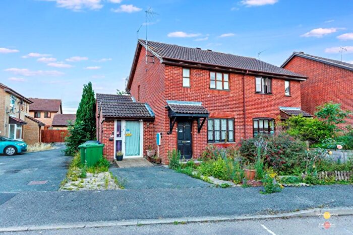 4 Bedroom Semi-Detached House For Sale In Beaulieu Close, Banbury, Oxfordshire, OX16