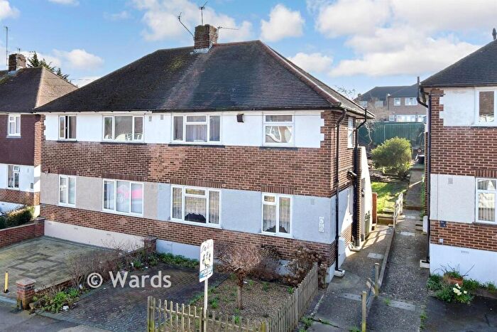 2 Bedroom Ground Maisonette For Sale In Vale Drive, Chatham, Kent, ME5