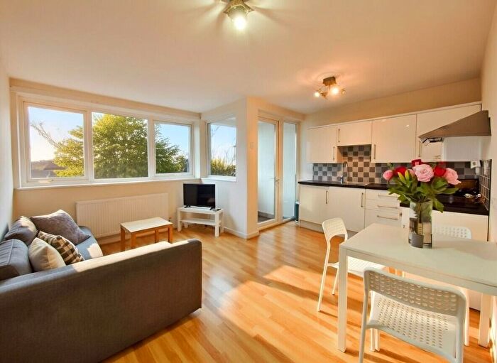 1 Bedroom Flat To Rent In Regent Court, Ballards Lane, London, N3