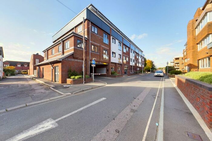 2 Bedroom Flat To Rent In Cantelupe Road, East Grinstead, RH19