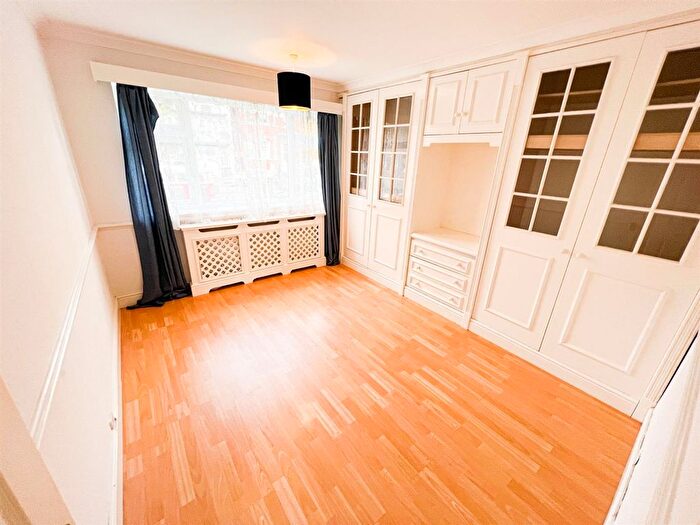 2 Bedroom Flat To Rent In Connaught Avenue, London, E4