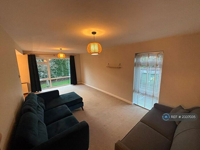 2 Bedroom Flat To Rent In Thorne House, Manchester, M14