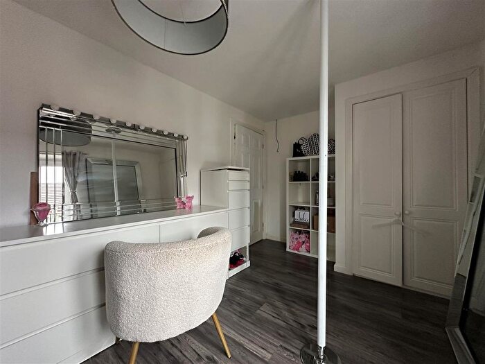 2 Bedroom Flat For Sale In Dixon Street, Manchester, M40