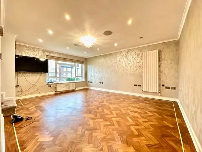 5 Bedroom Flat To Rent In St. Peter's Court, London, NW4
