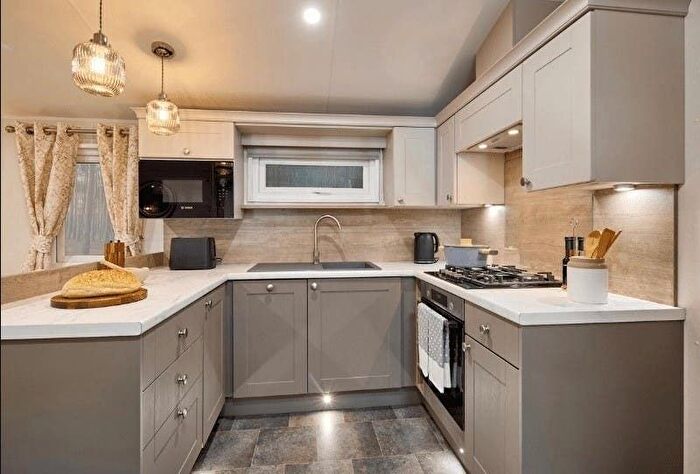 2 Bedroom Mobile/park Home For Sale In Seaview Avenue, West Mersea, Colchester, CO5