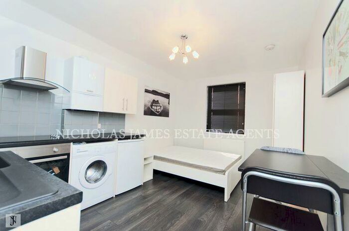 Flat To Rent In West Green Road, London, N15