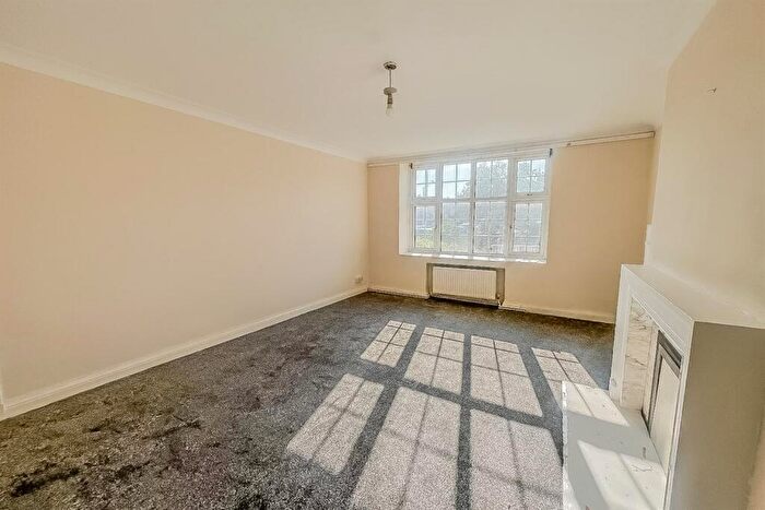 2 Bedroom Flat To Rent In Quadrant Close, The Burroughs, Hendon, NW4