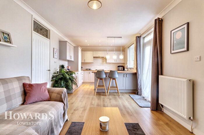 2 Bedroom Semi-Detached Bungalow For Sale In Gorleston Road, Lowestoft, NR32