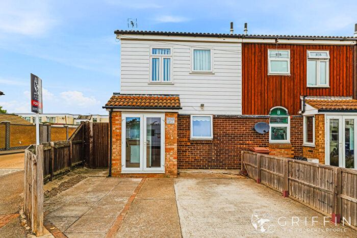 2 Bedroom End Of Terrace House For Sale In Kelvin Road, Tilbury, RM18