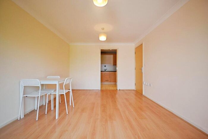 2 Bedroom Flat To Rent In Jubilee Square, Reading, RG1