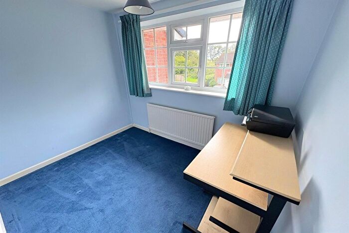 3 Bedroom Semi-detached House For Sale In Dunoon Close, Holmes Chapel, CW4