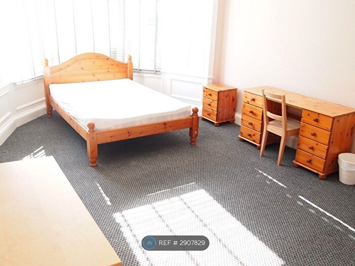 4 Bedroom Flat To Rent In Strathfillan Road, Edinburgh, EH9
