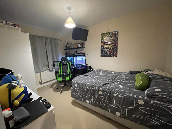 5 Bedroom Semi-Detached House To Rent In Pexalls Close, Hook, RG27