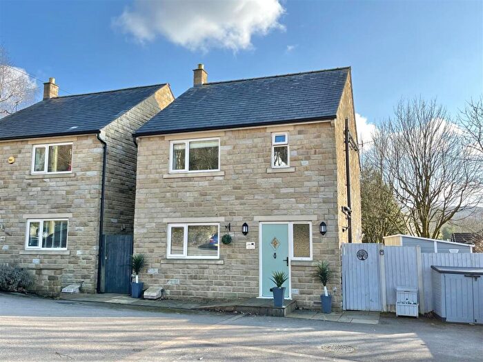 4 Bedroom Detached House For Sale In Sheffield Road, Glossop, SK13