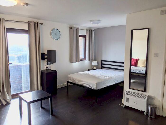 Studio To Rent In Cleve Court, Cumberland Place, Clifton, Bristol, BS8