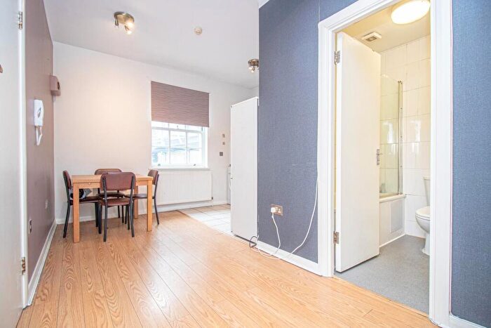 3 Bedroom Flat To Rent In Curtain Road, Shoreditch, London, EC2A