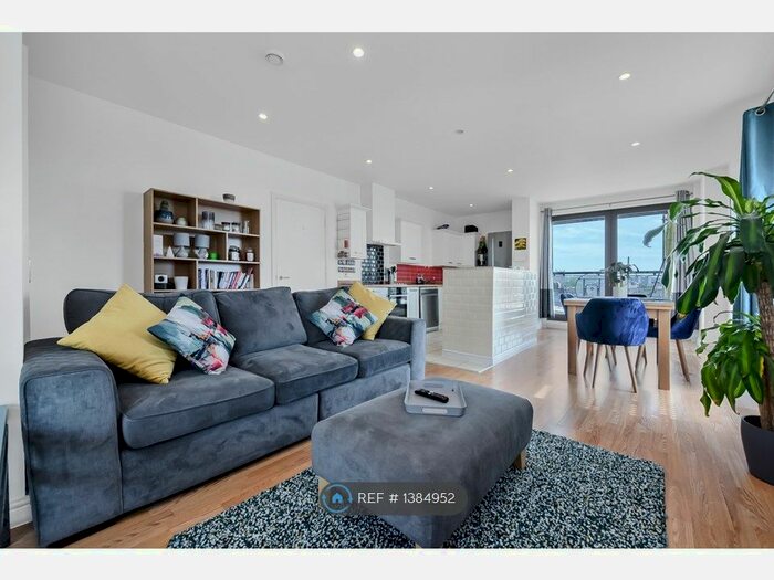 3 Bedroom Flat To Rent In Oak Square, London, SW9