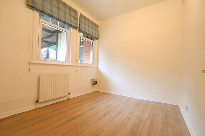 2 Bedroom Apartment For Sale In The Crescent, Farnham, Surrey, GU9