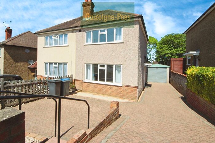 2 Bedroom Property To Rent In The Causeway, Chessington, KT9