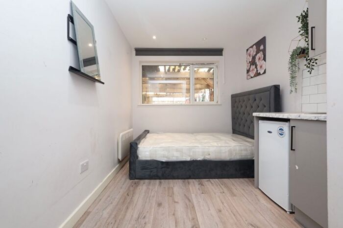 Studio To Rent In Sussex Road, Southall, UB2