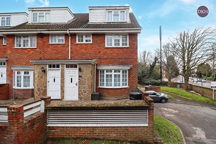 2 Bedroom Flat For Sale In Fairlawns, Langley Road, Watford, WD17
