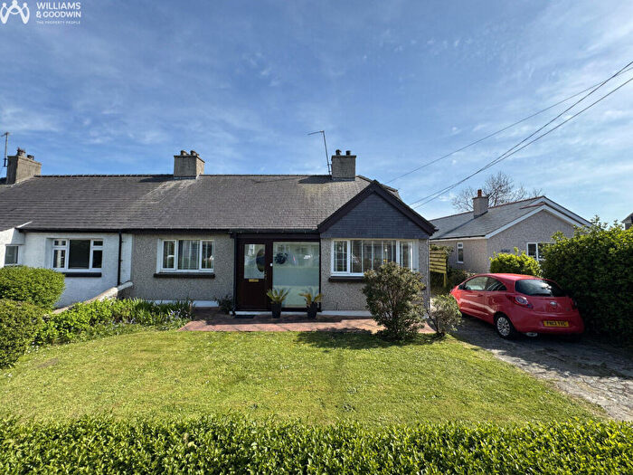 3 Bedroom Bungalow For Sale In Station Road, Valley, LL65