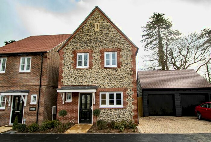 3 Bedroom Detached House For Sale In Chiltern Gardens, Woodcote, Reading, RG8