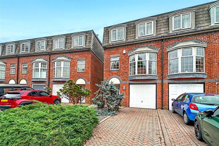 3 Bedroom End Of Terrace House For Sale In Hamilton Close, Rustington, Littlehampton, West Sussex, BN16
