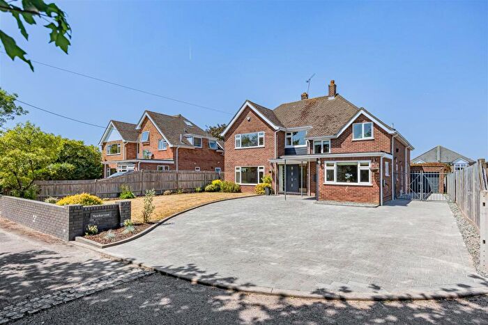 4 Bedroom Detached House For Sale In Curls Lane, Maidenhead, SL6