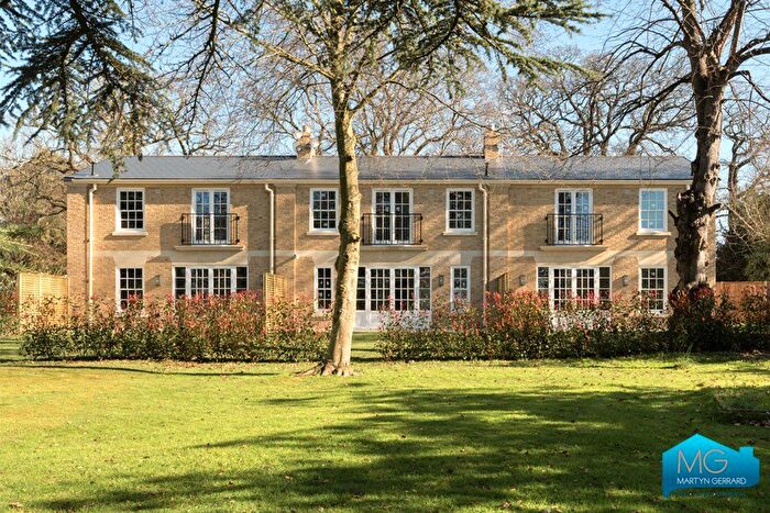 2 Bedroom Detached House For Sale In Lipton Close, London, N14