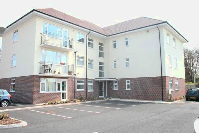 2 Bedroom Flat To Rent In Fitzalan Road, Littlehampton, West Sussex, BN17