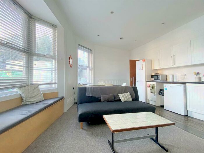 3 Bedroom Flat To Rent In Argyle Road - Well Presented, BN1