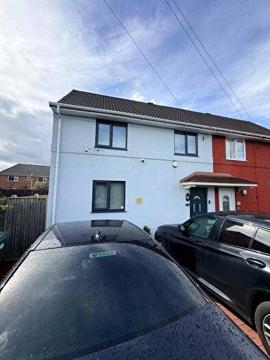 6 Bedroom Semi-Detached House For Sale In Bexhill Drive, Manchester, M13