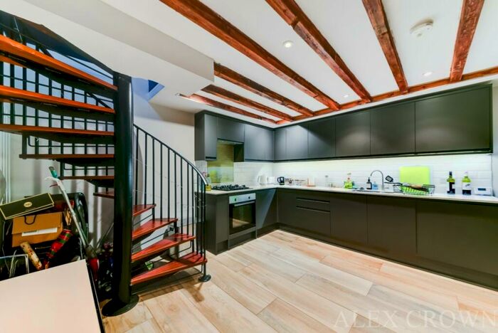 3 Bedroom Maisonette To Rent In Archway Road, Highgate, N6