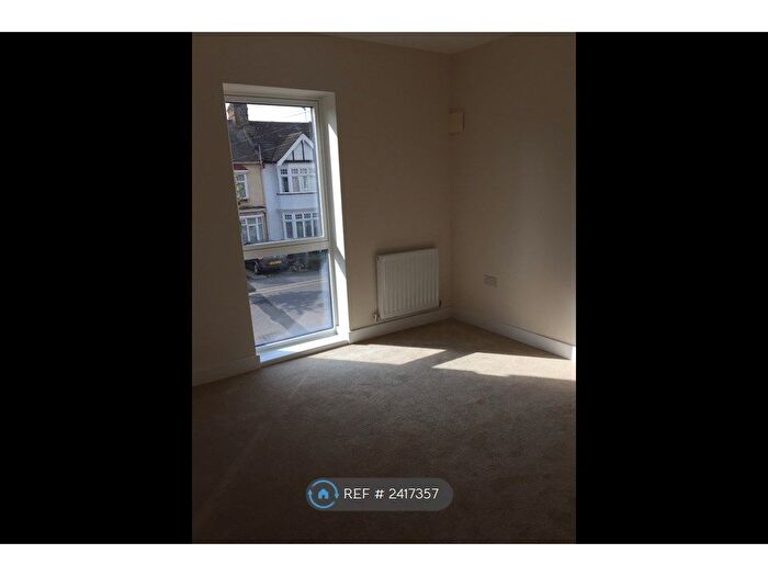 2 Bedroom Flat To Rent In Clarence Avenue, Ilford, IG2