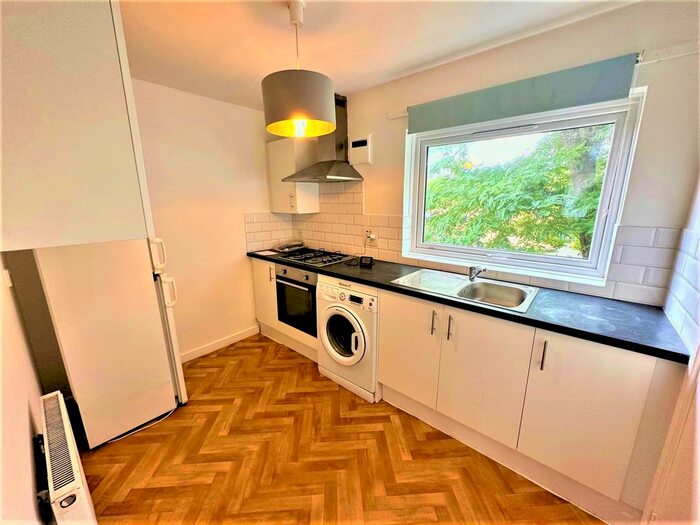 1 Bedroom Flat To Rent In Nantes Close, Clapham Junction, London, SW18