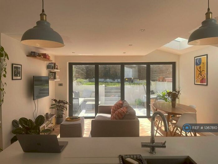 2 Bedroom Flat To Rent In Crofton Road, London, SE5