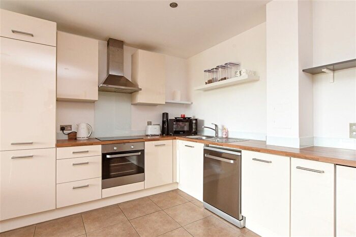 2 Bedroom Flat For Sale In Russells Crescent, Horley, Surrey, RH6