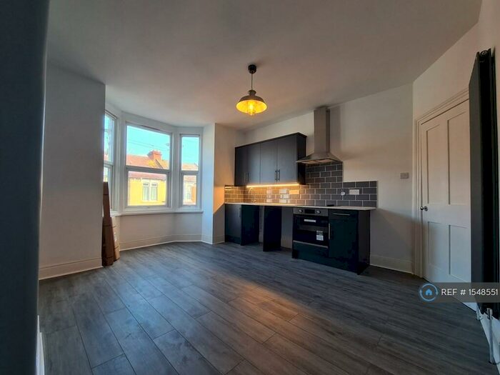 2 Bedroom Flat To Rent In Montague Road, Portsmouth, PO2