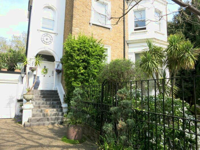 1 Bedroom Flat To Rent In Surbiton Hill Park, Surbiton, KT5