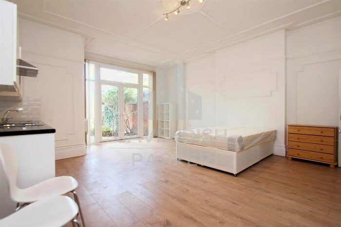 Studio To Rent In Manstone Road, Kilburn, London, NW2