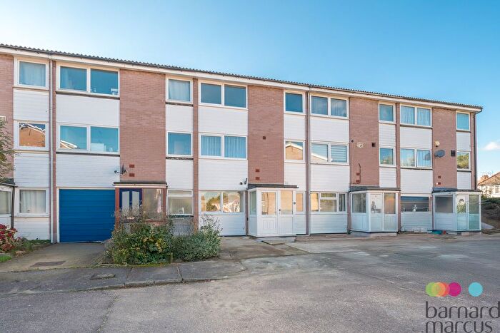4 Bedroom Property For Sale In Oxford Gardens, London, N20