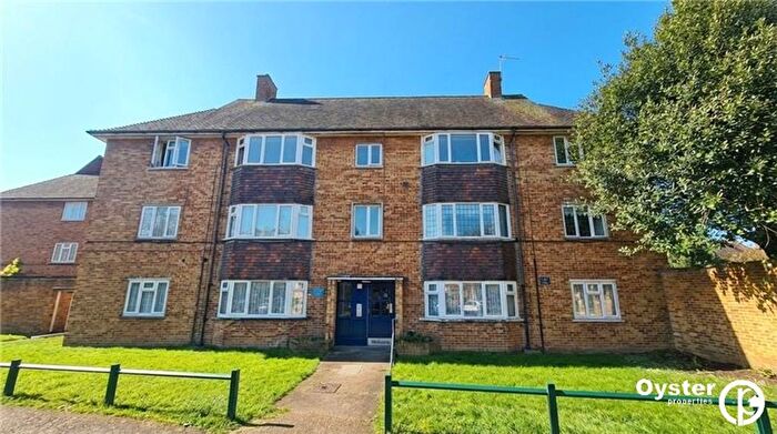 2 Bedroom Flat To Rent In Severn Drive, Enfield, EN1