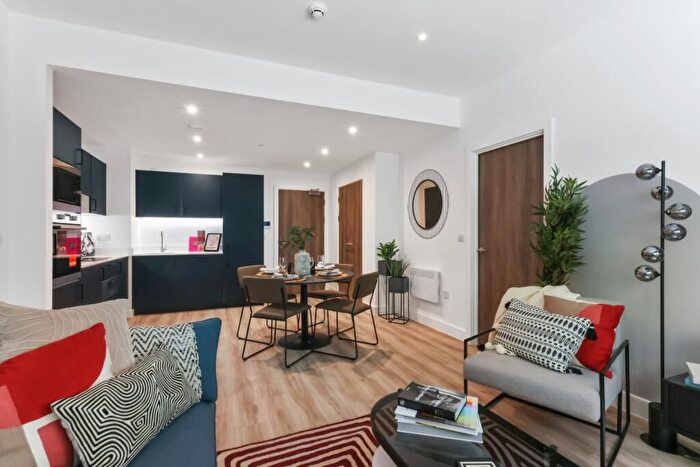 3 Bedroom Flat To Rent In Hetley Road, London, W12